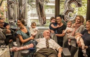 جيمس هاريسون محاطا بعدد من الأطفال الذين ساهم في انقاذهم