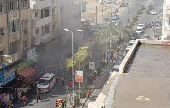 صورة جانبية للحريق الذي شب في مخبز اليازجي وسيارة للدفاع المدني تقف أمامه