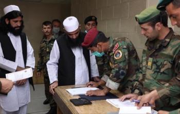 معتقلون من حركة طالبان قبيل الإفراج عنهم في كابل من طرف الحكومة الأفغانية (الأناضول)