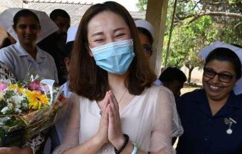 احتفال بسيدة تعافت من كورونا (أرشيف)