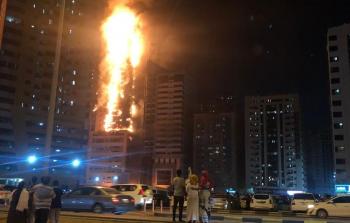 صورة ملتقطة للبرج السكني أثناء احتراقه