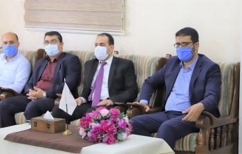 أبو الريش إلى جانب مسؤولين في وزارة الصحة والمستشفيات