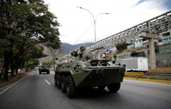 مدرعة للجيش الفنزويلي في أحد شوارع العاصمة مع الاعلان عن محاولة الانقلاب