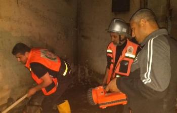 جانب من تعامل طواقم الدفاع المدني مع الحريق