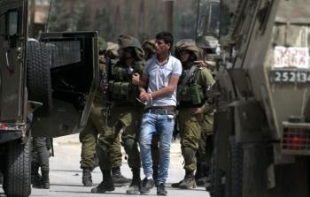 قوات الاحتلال تعتقل أحد الشبان الفلسطينيين في الضفة الغربية (أرشيف)