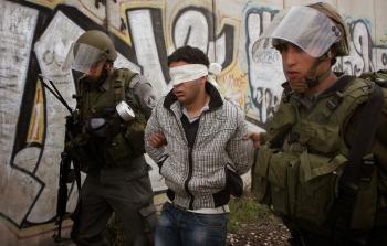 جنود الاحتلال يعتقلون شابا فلسطينيا (أرشيف)