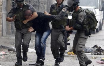جنود الاحتلال يعتقلون شابا فلسطينيا (أرشيف)