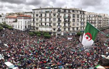 جانب من الاحتجاجات الشعبية الجزائرية التي اندلعت العام الماضي