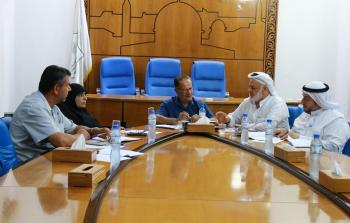 اللجنة الاقتصادية في المجلس التشريعي خلال اجتماعها الذي دعت فيه لإعادة الحياة للمرافق الاقتصادية