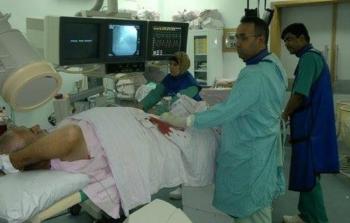 عملية قسطرة لمريض داخل إحدى مستشفيات القطاع