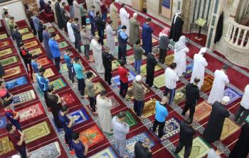 مصلون في أحد مساجد قطاع غزة في ظل تطبيق الإجراءات الوقائية من فايروس كورونا