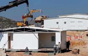 مستوطنون ينصبون بيوتنا متنقلة في مناطق الضفة الغربية المحتلة (أرشيف)