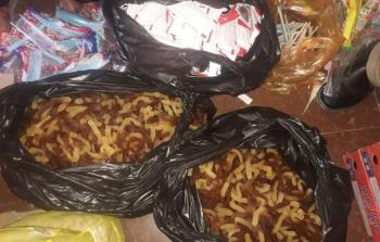 مواد غذائية وسكاكر غير صالحة ضبطتها الاقتصاد في جولاتها الميدانية