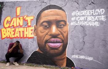 جدارية للمواطن الأمريكي من أصل أفريقي اجورج فلويد لذي قتل على يد شرطي أمريكي