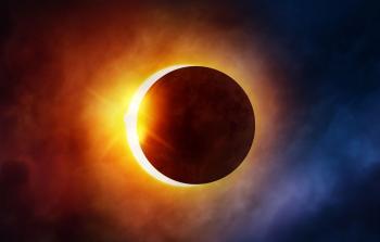 كسوف للشمس في صورة من الأرشيف