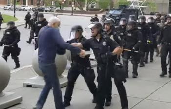 الشرطة الأمريكية تدفع سبعينيا وتسقطه أرضا