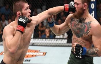 المقاتل الإيرلندي مكغريغور في مواجهة المقاتل الروسي المسلم حبيب نور والذي مني على يده بهزيمة قاسية