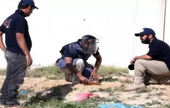 عناصر ليبية تفكك ألغاما في العاصمة طرابلس (وكالات)