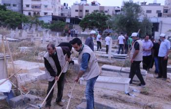 جانب من أعمال تنظيف المقبرة