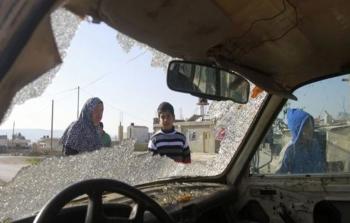 مركبة فلسطينية تعرضت للاعتداء من قبل المستوطنين (أرشيف)