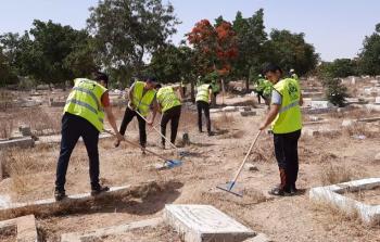 جانب من المبادرة التي تقوم على تنظيف مقابر المدينة