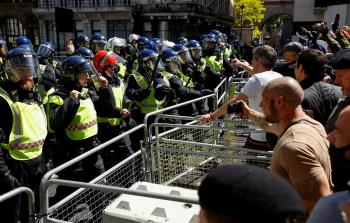 متطرفون يمينيون يشتبكون مع الشرطة وسط لندن