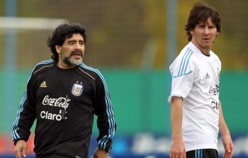 ميسي وماردونا في صورة إرشيفية