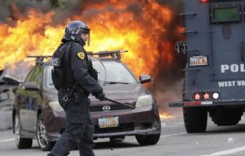 صورة من الاحتجاجات الشعبية الأمريكية على مقتل المواطن من أصل أفريقي جورج فلويد على يد شرطي