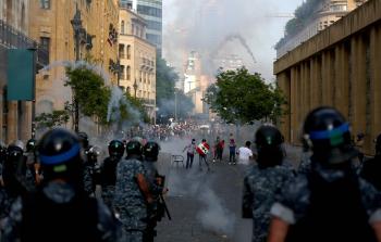 جانب من الاحتجاجات الشعبية وسط العاصمة اللبنانية بيروت (الفرنسية)