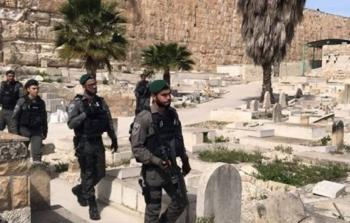 جنود الاحتلال وسط مقبرة الإسعاف الإسلامية بيافا