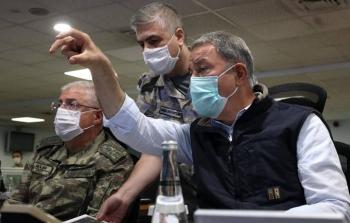 وزير الدفاع التركي إلى جانب قيادات في الجيش مع أولى ضربات عملية 