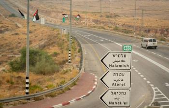 لافتات تؤشر لاتجاهات وجود مستوطنات إسرائيلية مقامة في الضفة الغربية المحتلة (أرشيف)