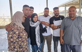 المحررة روان عنبر في اللحظات الأولى لإطلاق سراحها