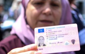 مواطنة تحمل بطاقة الاقامة خلال وقفة بغزة (تصصوير: ياسر قديح)