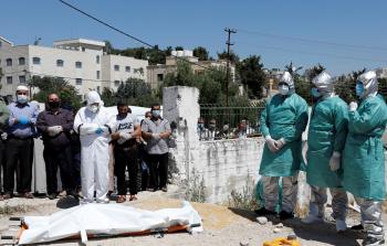 مواطنون وفرق طبية تقيم صلاة الجنازة على إحدى ضحايا فايروس كورونا في الضفة الغربية