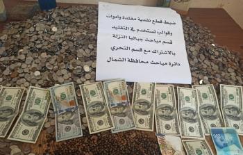 صور للمضبوطات مع شبكة تزوير العملات