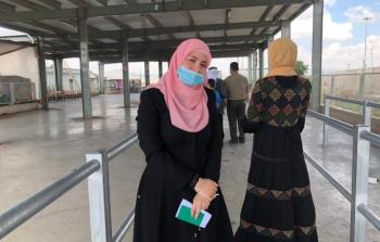 الأسيرة المقدسية بيان فرعون في صورة أثناء الإفراج عنها