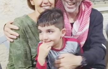 أول لقاء جمع صلاح حسين وشيرين نزال وطفلهما علي بعد15 عاما من السجن.jpeg