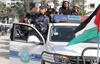 أفراد وضباط جهاز الشرطة في قطاع غزة يواصلون أداء مهامهم الميدانية تحت وطأة القصف والاغتيالات