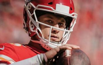 لاعب كرة القدم الأميركية باتريك ماهوميز