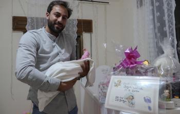 حسن بيّوض ومولودته (الأناضول)