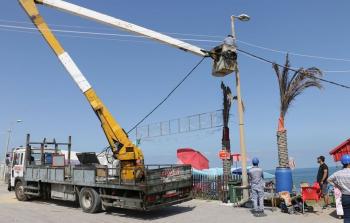 جانب من عملية تمديد شبكة كهرباء الاستراحات