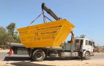 جانب من عملية تسلم البلدية لحاويات خدمة النظافة