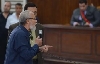 المرشد العام لجماعة الإخوان المسلمين محمد بديع أمام محكمة مصرية (أرشيف)