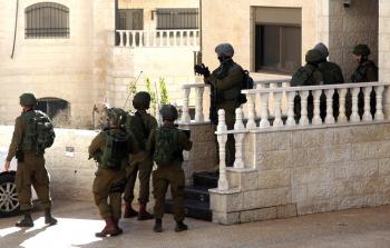 جنود الاحتلال الإسرائيلي يداهمون المنازل الفلسطينية في الخليل (أرشيف)