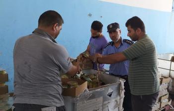 طواقم البلدية أثناء إتلافها للمضبوطات