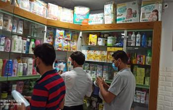 جانب من جولة طواقم وزارة الاقتصاد في محال القطاع