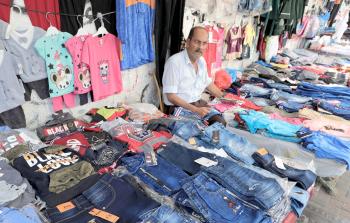 تشهد سوق المسلتزمات المدرسية والقرطاسية في غزة ركودا تجاريا (تصوير: محمود أبو حصيرة)