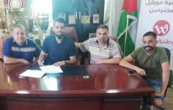 الحلمان خلال التوقيع لشباب الخليل