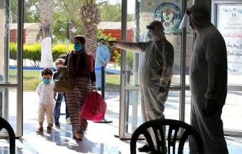 تعامل الطواقم المختصة مع العائدين